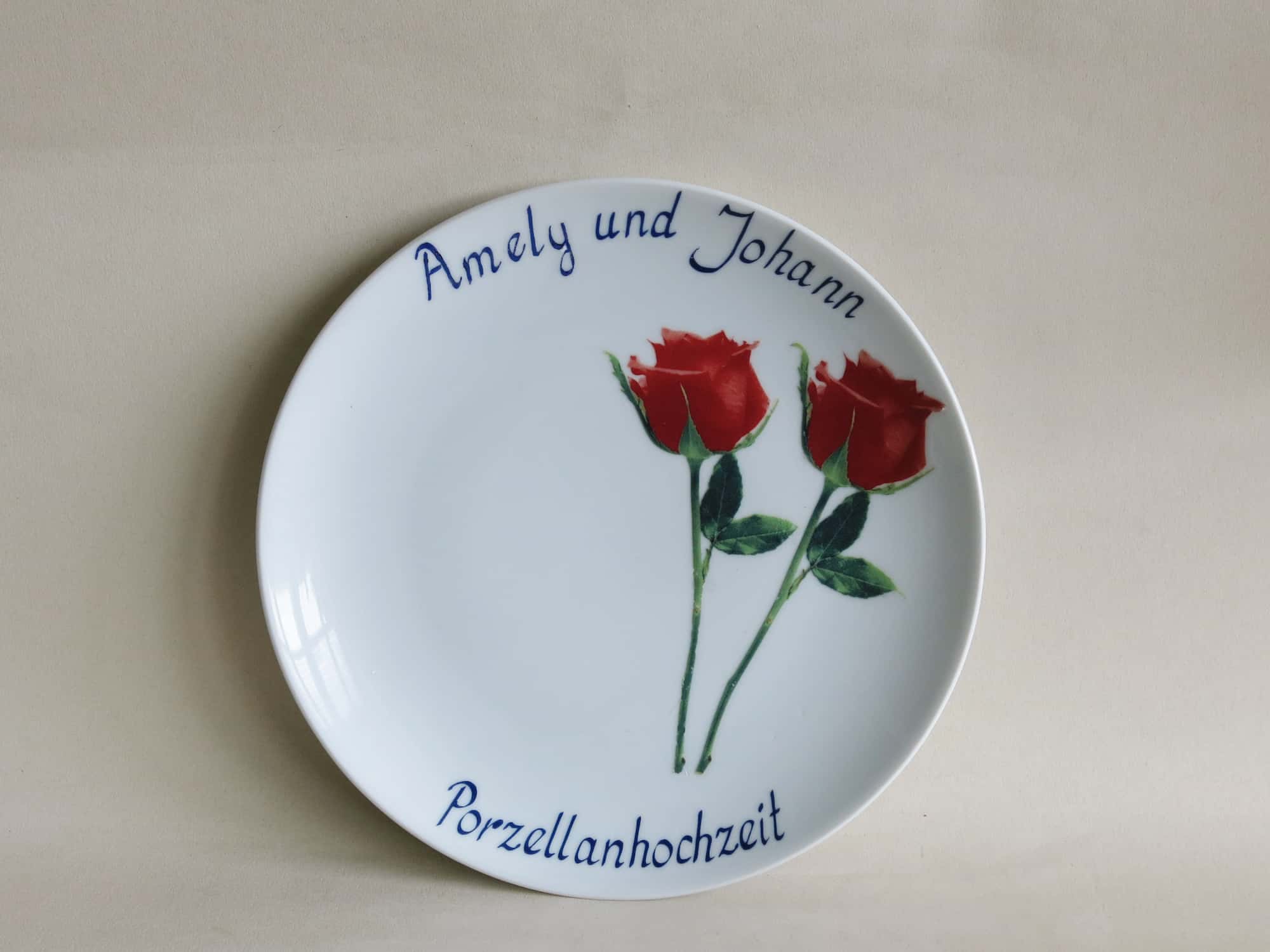 Hochzeitsteller ole 24 cm zur Porzellanhochzeit mit roten Rosen