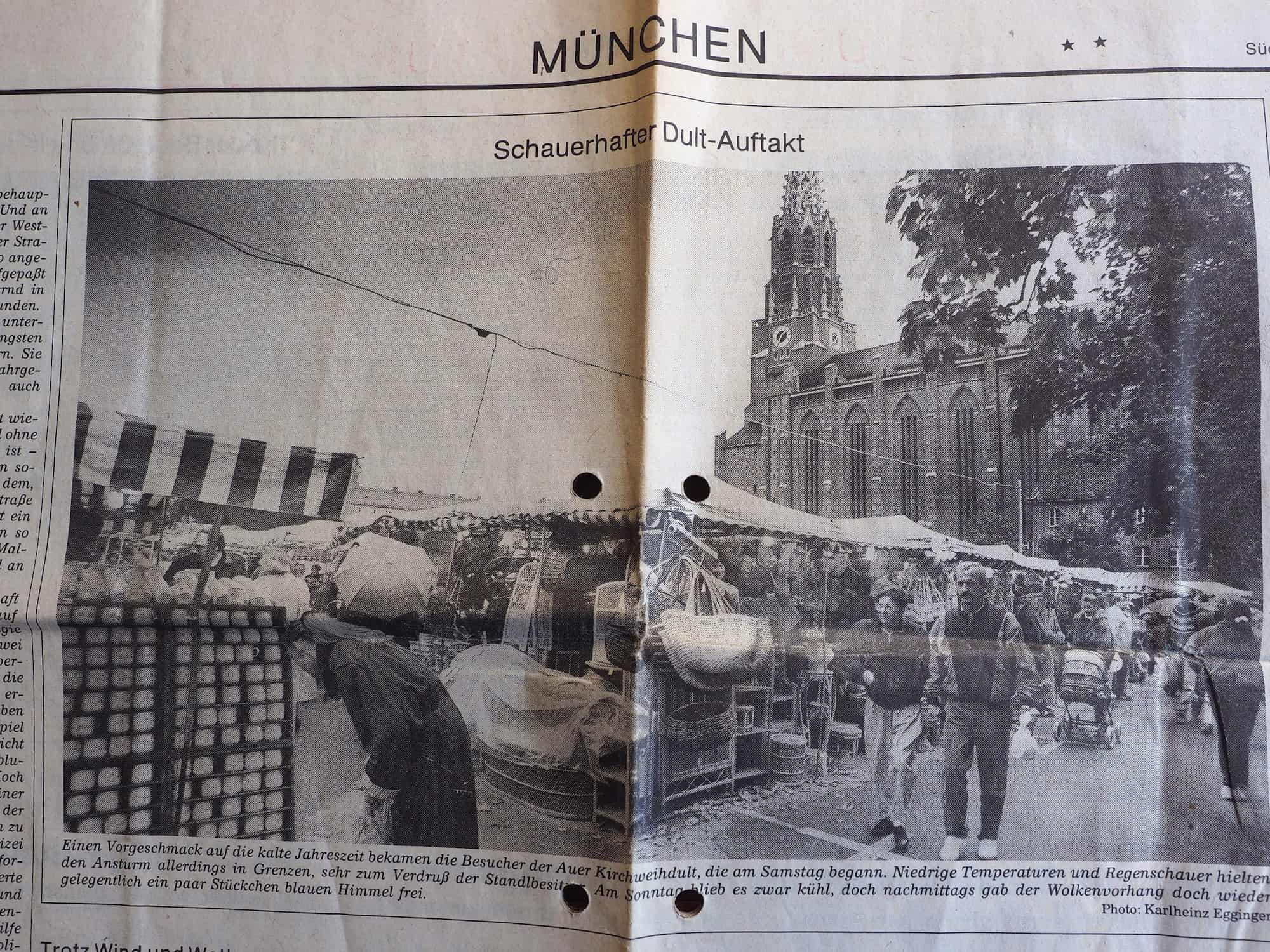 Bild zur Dulteröffnung 1991 Herbtdult oder kirchweihdult München mit Namenstassenstand von Porzellan im Hinterhof